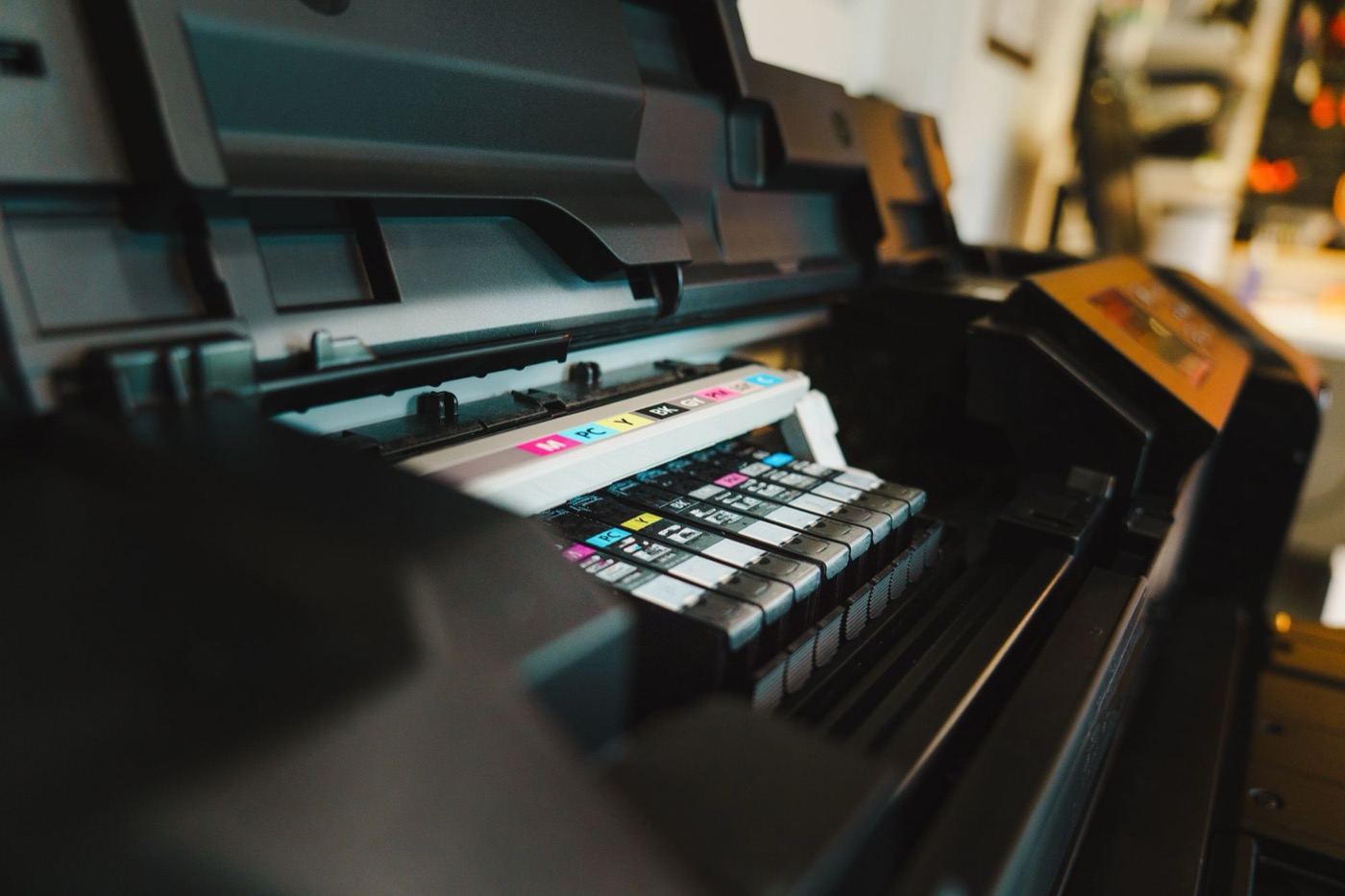 Cartuchos CMYK en una impresora