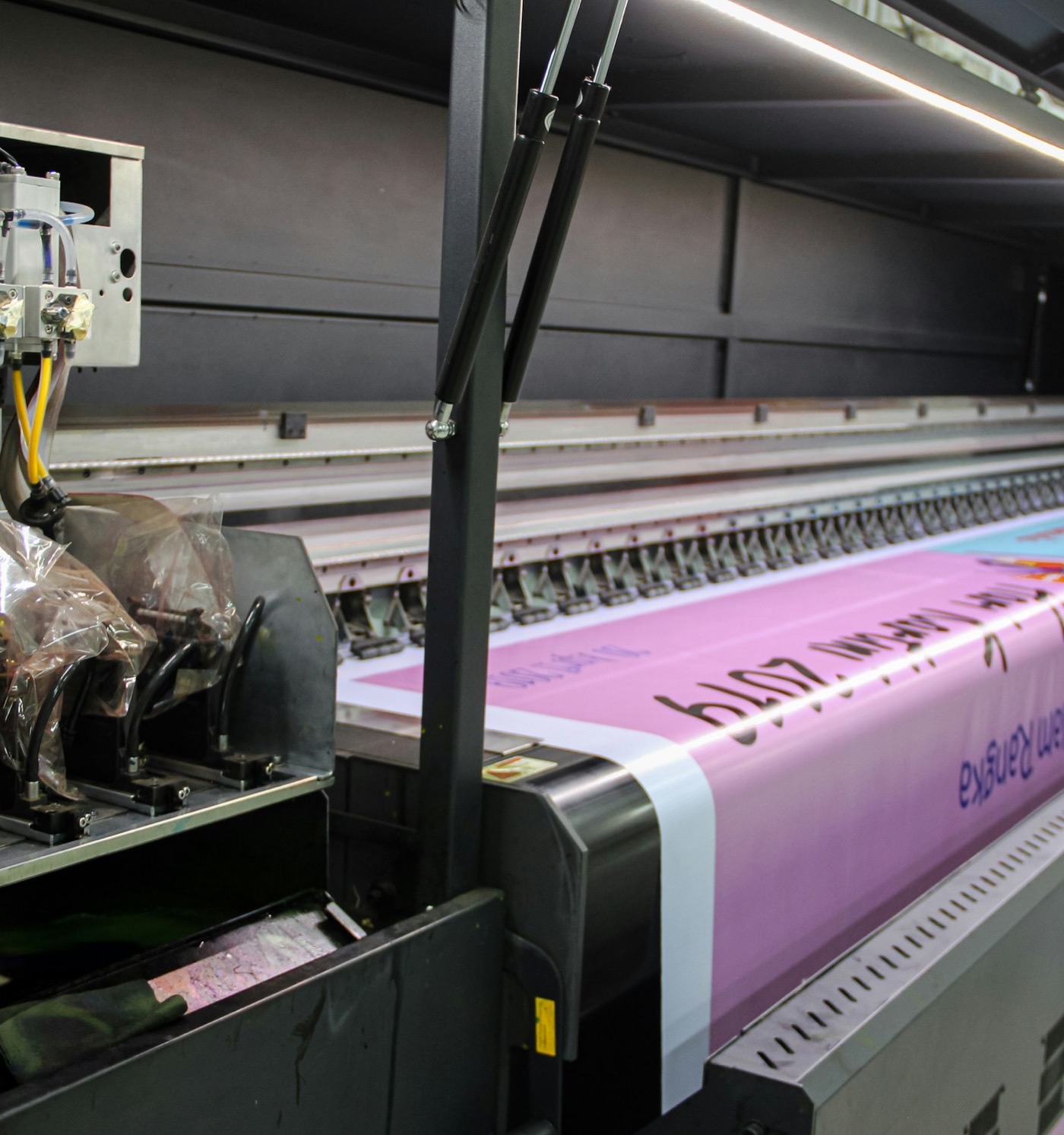 Cabezales y líneas de tinta de una impresora industrial